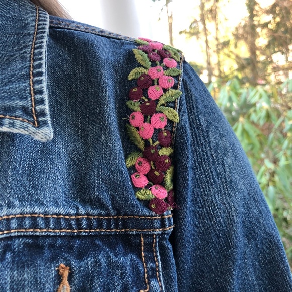 Jean jacket with vintage hankies linens buttons quilts yo-yo’s embroidery 12 - Picture 7 of 10